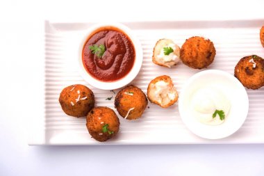 Kızarmış patates peynir topları veya domates ketçap ile kroket. Seçici odak