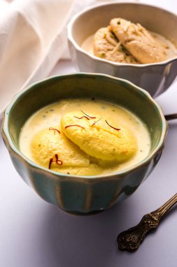 RAS malai veya Rasmalai veya rossomalai Jaggery veya gür ve şeker kullanılarak yapılan Hindistan tatlı yiyecek var. Bir kabuk olmadan zengin bir peynirli kekim