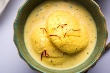 RAS malai veya Rasmalai veya rossomalai Jaggery veya gür ve şeker kullanılarak yapılan Hindistan tatlı yiyecek var. Bir kabuk olmadan zengin bir peynirli kekim