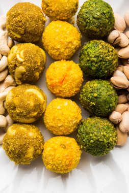 Tarihleri yulaf ezmesi topları / hiçbir cook enerji ısırıkları / safran, Antep fıstığı, sakız, kaju ve diğer kuru meyve laddu dink veya dinkache gidecektir veya yenilebilir sakız ladu dahil olmak üzere