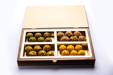 Tarihleri yulaf ezmesi topları / hiçbir cook enerji ısırıkları / safran, Antep fıstığı, sakız, kaju ve diğer kuru meyve laddu dink veya dinkache gidecektir veya yenilebilir sakız ladu dahil olmak üzere