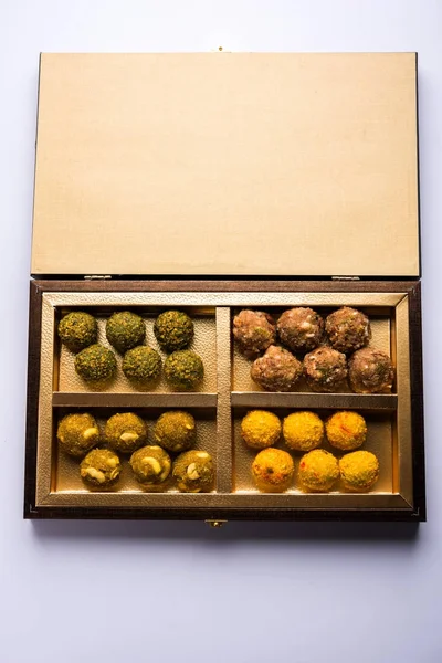 Tarihleri yulaf ezmesi topları / hiçbir cook enerji ısırıkları / safran, Antep fıstığı, sakız, kaju ve diğer kuru meyve laddu dink veya dinkache gidecektir veya yenilebilir sakız ladu dahil olmak üzere