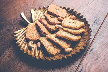 Gajak veya papdi veya patti susam, yer fıstığı ve jaggery, yapılan bir kuru tatlı - pastadır til Hint kışın özellikle Makar Sankranti Festivali 14 Ocak'ta tüketilen