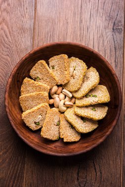 Gajak veya papdi veya patti susam, yer fıstığı ve jaggery, yapılan bir kuru tatlı - pastadır til Hint kışın özellikle Makar Sankranti Festivali 14 Ocak'ta tüketilen