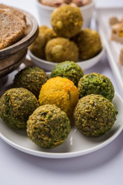 Hint tatlı gıda grup fotoğrafı. Kuru Meyve laddu, kaju katli veya kaju burfi, gajak veya papdi, rasmalai veya Rasmalai til