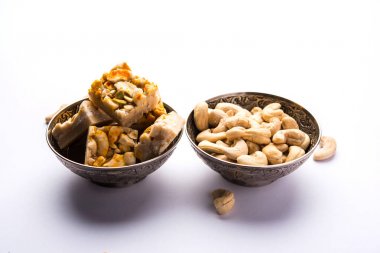 Kaju Katli veya Kaju Burfi Khoa veya khoya ve şekerli kuru kaju fıstığı kullanılarak yapılan bir Hint tatlı var