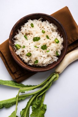 Turp Raita / daikon ya da Mooli Koshimbir dahi veya lor ile birlikte turp, domates, yeşil biber, kişniş gibi çiğ veya pişmiş sebze ile yapılan Hindistan üzerinden bir çeşni 