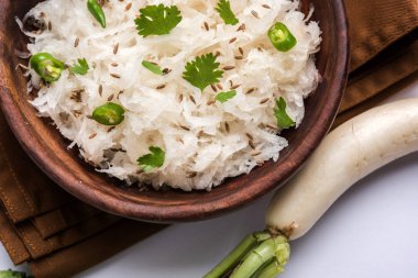 Turp Raita / daikon ya da Mooli Koshimbir dahi veya lor ile birlikte turp, domates, yeşil biber, kişniş gibi çiğ veya pişmiş sebze ile yapılan Hindistan üzerinden bir çeşni 
