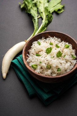 Turp Raita / daikon ya da Mooli Koshimbir dahi veya lor ile birlikte turp, domates, yeşil biber, kişniş gibi çiğ veya pişmiş sebze ile yapılan Hindistan üzerinden bir çeşni 