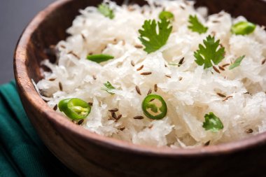 Turp Raita / daikon ya da Mooli Koshimbir dahi veya lor ile birlikte turp, domates, yeşil biber, kişniş gibi çiğ veya pişmiş sebze ile yapılan Hindistan üzerinden bir çeşni 