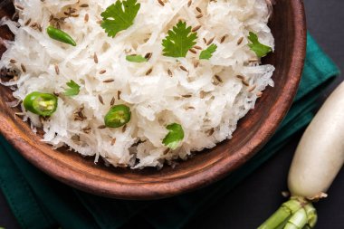 Turp Raita / daikon ya da Mooli Koshimbir dahi veya lor ile birlikte turp, domates, yeşil biber, kişniş gibi çiğ veya pişmiş sebze ile yapılan Hindistan üzerinden bir çeşni 