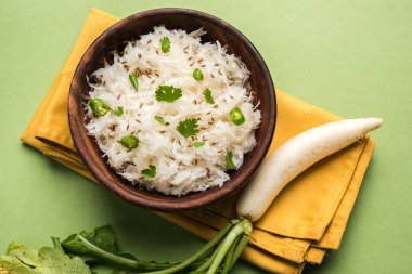 Turp Raita / daikon ya da Mooli Koshimbir dahi veya lor ile birlikte turp, domates, yeşil biber, kişniş gibi çiğ veya pişmiş sebze ile yapılan Hindistan üzerinden bir çeşni 