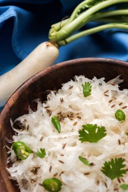 Turp Raita / daikon ya da Mooli Koshimbir dahi veya lor ile birlikte turp, domates, yeşil biber, kişniş gibi çiğ veya pişmiş sebze ile yapılan Hindistan üzerinden bir çeşni 