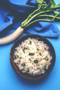 Turp Raita / daikon ya da Mooli Koshimbir dahi veya lor ile birlikte turp, domates, yeşil biber, kişniş gibi çiğ veya pişmiş sebze ile yapılan Hindistan üzerinden bir çeşni 