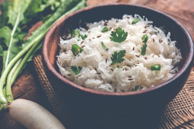 Baharatlı kızarmış yeşil bezelye pod veya chatpata mami falli