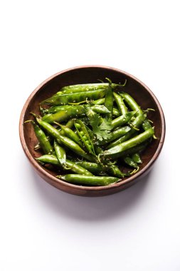 Baharatlı kızarmış yeşil bezelye pod veya chatpata mami falli