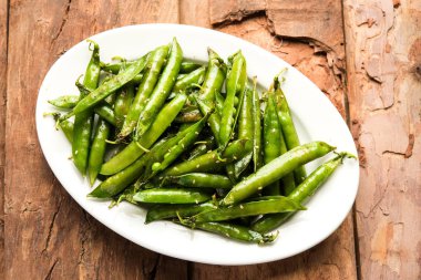 Baharatlı kızarmış yeşil bezelye pod veya chatpata mami falli