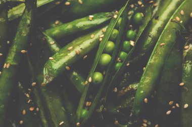 Baharatlı kızarmış yeşil bezelye pod veya chatpata mami falli