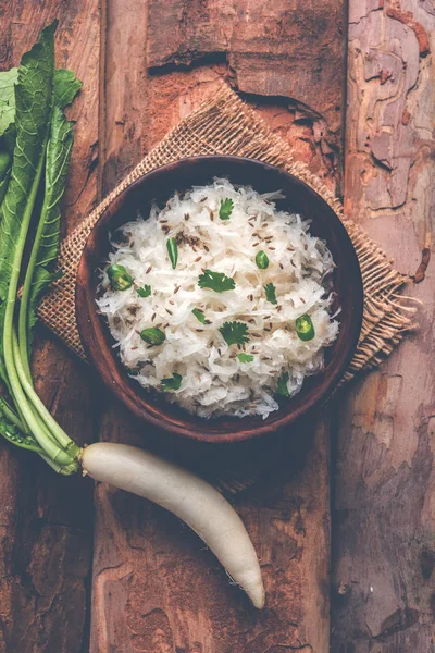 Turp Raita / daikon ya da Mooli Koshimbir dahi veya lor ile birlikte turp, domates, yeşil biber, kişniş gibi çiğ veya pişmiş sebze ile yapılan Hindistan üzerinden bir çeşni 