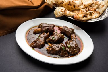 kuzu incik ya da koyun eti ya da gosht Selami veya khoor köri Hint ekmek veya roti veya naan ile servis