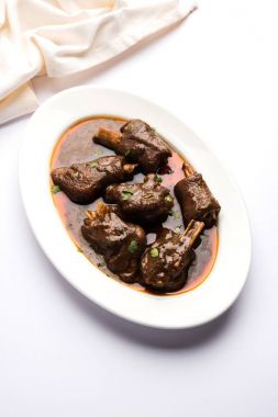 kuzu incik ya da koyun eti ya da gosht Selami veya khoor köri Hint ekmek veya roti veya naan ile servis