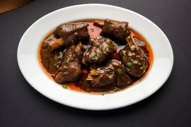 kuzu incik ya da koyun eti ya da gosht Selami veya khoor köri Hint ekmek veya roti veya naan ile servis