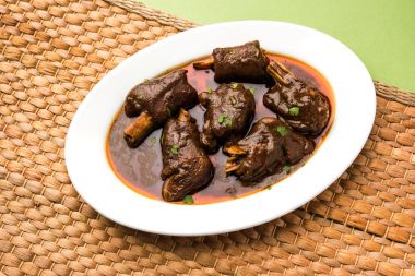 kuzu incik ya da koyun eti ya da gosht Selami veya khoor köri Hint ekmek veya roti veya naan ile servis