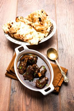 kuzu incik ya da koyun eti ya da gosht Selami veya khoor köri Hint ekmek veya roti veya naan ile servis