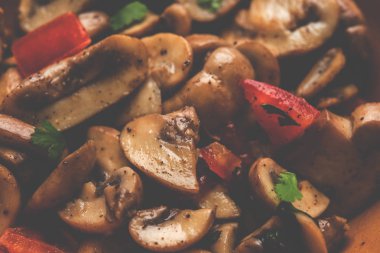 Mantar Fry veya sote mantar veya renkli arka plan üzerinde bir kabın içinde veya bir tavada servis masharoom