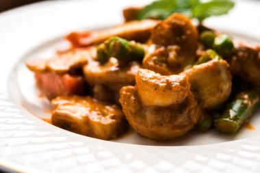 Roti veya naan veya düz ekmek, seçici odak ile Hint mantar köri