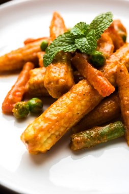 Hint bebek Mısır Masala veya baharatlı bebek Mısır köri roti veya naan veya Hint ekmek ile servis