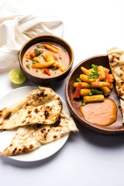 Hint bebek Mısır Masala veya baharatlı bebek Mısır köri roti veya naan veya Hint ekmek ile servis