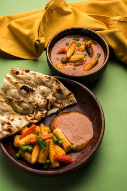 Hint bebek Mısır Masala veya baharatlı bebek Mısır köri roti veya naan veya Hint ekmek ile servis