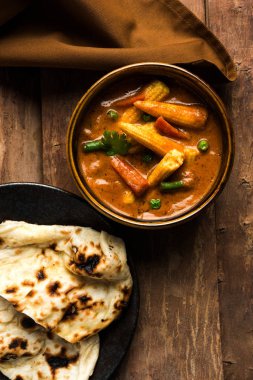 Hint bebek Mısır Masala veya baharatlı bebek Mısır köri roti veya naan veya Hint ekmek ile servis