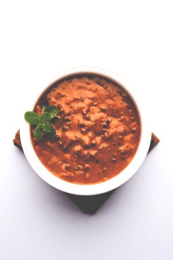 Dal makhani veya dal makhni olduğunu popüler gıda Punjab dan / Hindistan siyah mercimek çorbası, kırmızı barbunya fasulyesi, tereyağı ve krem kullanılarak yapılan ve sarımsak naan veya Hint ekmek veya roti ile servis