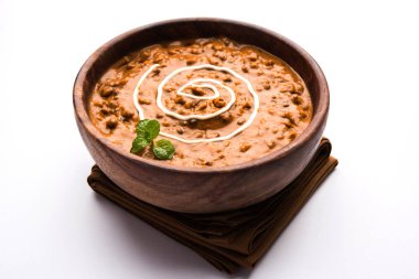 Dal makhani veya dal makhni olduğunu popüler gıda Punjab dan / Hindistan siyah mercimek çorbası, kırmızı barbunya fasulyesi, tereyağı ve krem kullanılarak yapılan ve sarımsak naan veya Hint ekmek veya roti ile servis