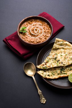 Dal makhani veya dal makhni olduğunu popüler gıda Punjab dan / Hindistan siyah mercimek çorbası, kırmızı barbunya fasulyesi, tereyağı ve krem kullanılarak yapılan ve sarımsak naan veya Hint ekmek veya roti ile servis