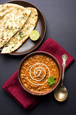 Dal makhani veya dal makhni olduğunu popüler gıda Punjab dan / Hindistan siyah mercimek çorbası, kırmızı barbunya fasulyesi, tereyağı ve krem kullanılarak yapılan ve sarımsak naan veya Hint ekmek veya roti ile servis