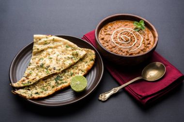 Dal makhani veya dal makhni olduğunu popüler gıda Punjab dan / Hindistan siyah mercimek çorbası, kırmızı barbunya fasulyesi, tereyağı ve krem kullanılarak yapılan ve sarımsak naan veya Hint ekmek veya roti ile servis
