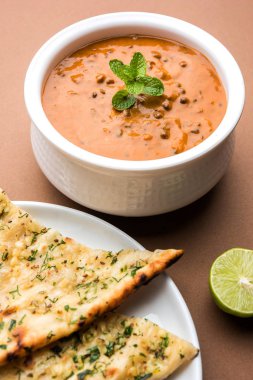 Dal makhani veya dal makhni olduğunu popüler gıda Punjab dan / Hindistan siyah mercimek çorbası, kırmızı barbunya fasulyesi, tereyağı ve krem kullanılarak yapılan ve sarımsak naan veya Hint ekmek veya roti ile servis