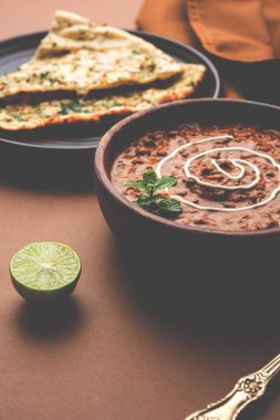 Dal makhani veya dal makhni olduğunu popüler gıda Punjab dan / Hindistan siyah mercimek çorbası, kırmızı barbunya fasulyesi, tereyağı ve krem kullanılarak yapılan ve sarımsak naan veya Hint ekmek veya roti ile servis
