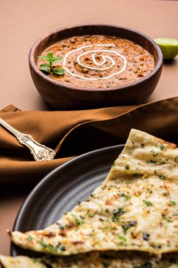Dal makhani veya dal makhni olduğunu popüler gıda Punjab dan / Hindistan siyah mercimek çorbası, kırmızı barbunya fasulyesi, tereyağı ve krem kullanılarak yapılan ve sarımsak naan veya Hint ekmek veya roti ile servis