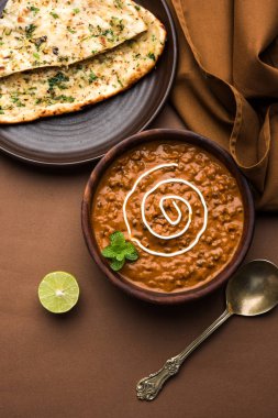 Dal makhani veya dal makhni olduğunu popüler gıda Punjab dan / Hindistan siyah mercimek çorbası, kırmızı barbunya fasulyesi, tereyağı ve krem kullanılarak yapılan ve sarımsak naan veya Hint ekmek veya roti ile servis