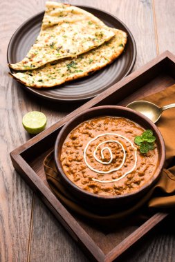 Dal makhani veya dal makhni olduğunu popüler gıda Punjab dan / Hindistan siyah mercimek çorbası, kırmızı barbunya fasulyesi, tereyağı ve krem kullanılarak yapılan ve sarımsak naan veya Hint ekmek veya roti ile servis