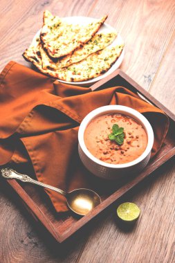 Dal makhani veya dal makhni olduğunu popüler gıda Punjab dan / Hindistan siyah mercimek çorbası, kırmızı barbunya fasulyesi, tereyağı ve krem kullanılarak yapılan ve sarımsak naan veya Hint ekmek veya roti ile servis