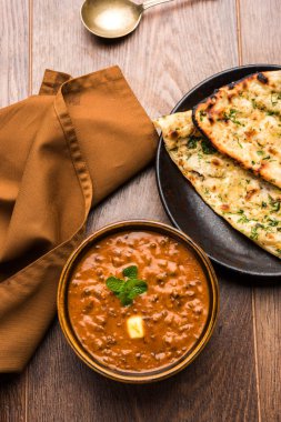 Dal makhani veya dal makhni olduğunu popüler gıda Punjab dan / Hindistan siyah mercimek çorbası, kırmızı barbunya fasulyesi, tereyağı ve krem kullanılarak yapılan ve sarımsak naan veya Hint ekmek veya roti ile servis