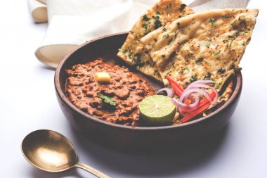 Dal makhani veya dal makhni olduğunu popüler gıda Punjab dan / Hindistan siyah mercimek çorbası, kırmızı barbunya fasulyesi, tereyağı ve krem kullanılarak yapılan ve sarımsak naan veya Hint ekmek veya roti ile servis