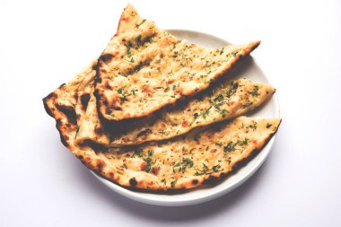 Sarımsak ve kişniş naan, bir tabak içinde sunulan bir türdür Hint ekmek veya sarımsak aromalı roti