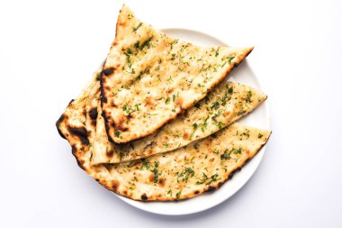 Sarımsak ve kişniş naan, bir tabak içinde sunulan bir türdür Hint ekmek veya sarımsak aromalı roti