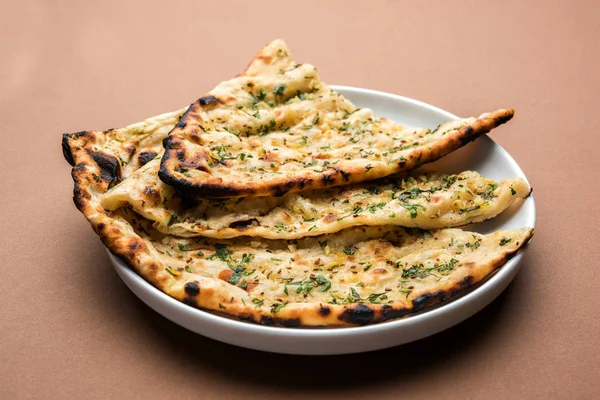 Sarımsak ve kişniş naan, bir tabak içinde sunulan bir türdür Hint ekmek veya sarımsak aromalı roti